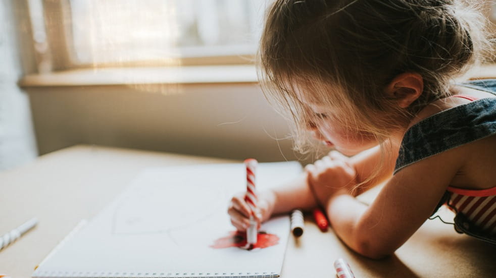 girl drawing with felt tip pens